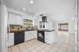 10407 Townhall Ln, Sugar Land, TX 77498 - Photo 8