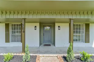 306 Red Bud Ln, Baytown, TX 77520 - Photo 2