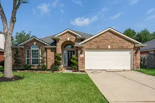 2008 Sandy Bank Ln, Pearland, TX 77581 - Photo 2