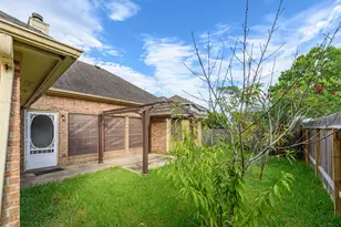 1813 Oakwood Dr E, Pearland, TX 77581 - Photo 4