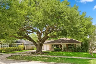 5610 Evergreen St, Bellaire, TX 77401 - Photo 1