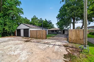 1308 W Dumble St, Alvin, TX 77511 - Photo 34