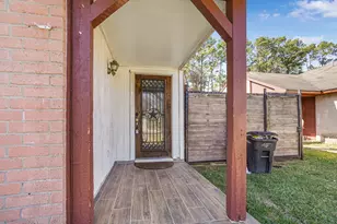 5609 Hollow Pines Dr, Houston, TX 77049 - Photo 4