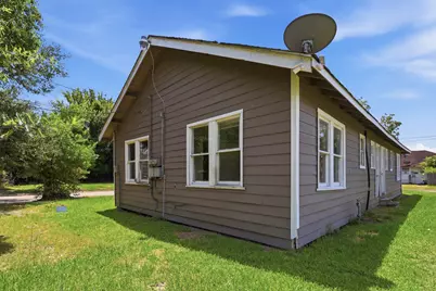 300 W James Street, Baytown, TX 77520 - Photo 16