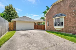 11827 Orchard Mountain Dr, Houston, TX 77059 - Photo 2