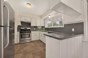 4749 Redstart St, Houston, TX 77035 - Photo 10