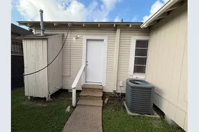 8213 E Erath Street, Houston, TX 77012 - Photo 14