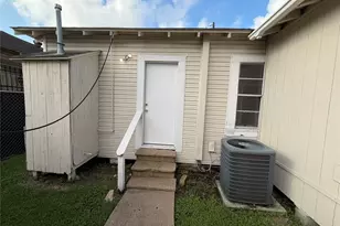 8213 E Erath St, Houston, TX 77012 - Photo 14