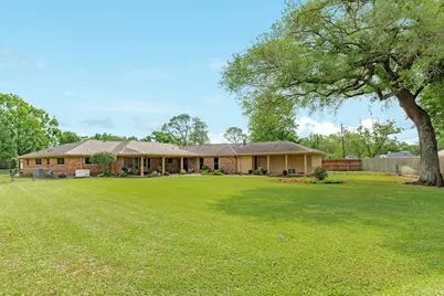 130 Nasturtium Street, Lake Jackson, TX 77566 - Photo 2