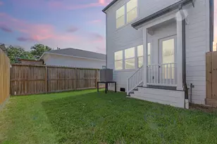 123 Amundsen St, Houston, TX 77009 - Photo 2