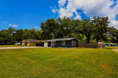 207 Jasmine Street, Lake Jackson, TX 77566 - Photo 2