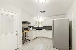 5614 Westover St, Houston, TX 77033 - Photo 12
