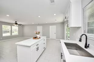 5835 Kenilwood Dr, Houston, TX 77033 - Photo 14