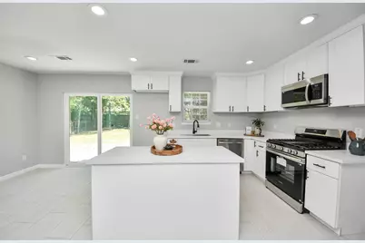 5835 Kenilwood Drive, Houston, TX 77033 - Photo 16
