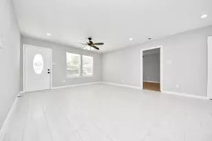 5835 Kenilwood Dr, Houston, TX 77033 - Photo 10