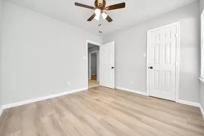 5835 Kenilwood Drive, Houston, TX 77033 - Photo 24