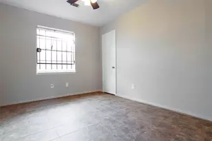 3719 Heatherbrook Dr, Houston, TX 77045 - Photo 12