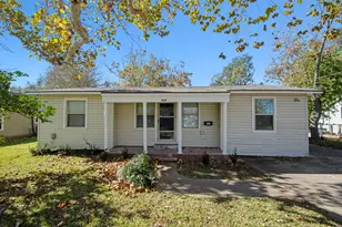 418 S Shanks St, Clute, TX 77531 - Photo 6