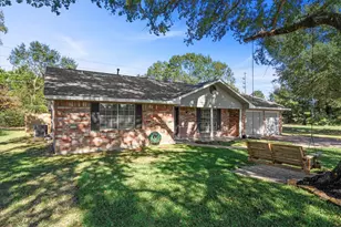 104 Anna St, Tomball, TX 77375 - Photo 2
