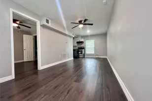 207 S Ave A, Willis, TX 77378 - Photo 4