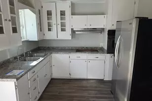 717 S Valderas St, Angleton, TX 77515 - Photo 2