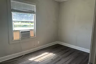 1709 W 4th St, Freeport, TX 77541 - Photo 4