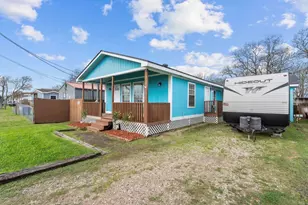 620 6th St, Dickinson, TX 77539 - Photo 1