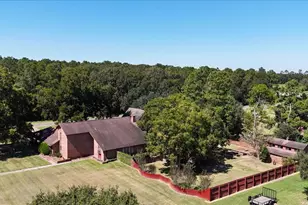 642 Meadow Ln, Winnie, TX 77665 - Photo 4