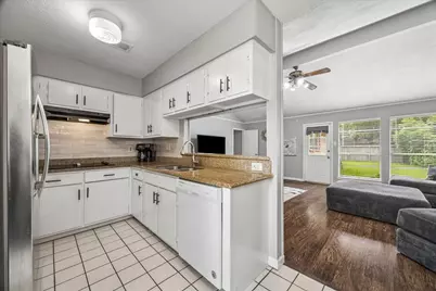 2011 Victoria Court, League City, TX 77573 - Photo 10