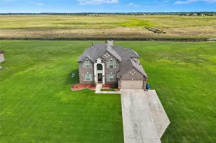 2375 Diamond D Dr, Beaumont, TX 77713 - Photo 2