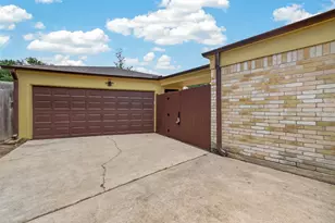15915 Dunmoor Dr, Houston, TX 77059 - Photo 36