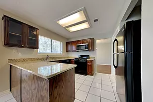 158 E Pathfinders Cir, The Woodlands, TX 77381 - Photo 2