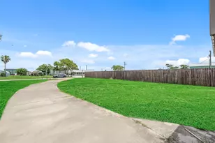 531 Burton St, Matagorda, TX 77457 - Photo 12