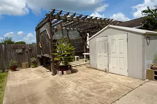 396 Newcom Ln, Sealy, TX 77474 - Photo 4
