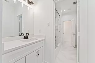 725 E 37th St, Houston, TX 77022 - Photo 22