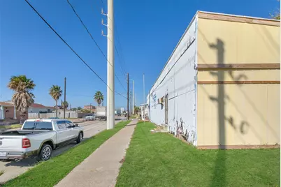1202 Mary Moody Northen Boulevard, Galveston, TX 77551 - Photo 4
