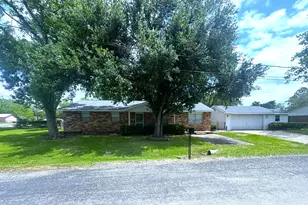 203 Franklin Rd, Wharton, TX 77488 - Photo 2