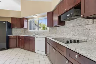 9306 Corner Oaks Ln, Houston, TX 77036 - Photo 10