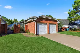 9306 Corner Oaks Ln, Houston, TX 77036 - Photo 2