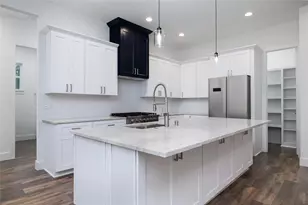 1049 Broadmoor Dr, Huntsville, TX 77340 - Photo 4