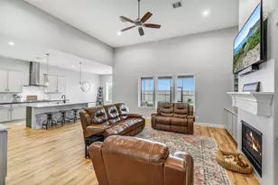 10015 Goliad Dr, Mont Belvieu, TX 77523 - Photo 8