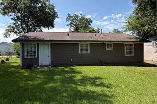 8439 Botany Ln, Houston, TX 77075 - Photo 2