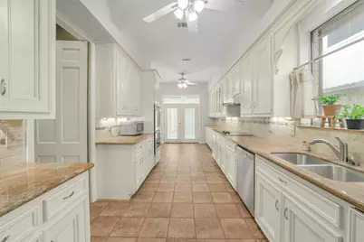 2423 Nantucket Drive, Houston, TX 77057 - Photo 10