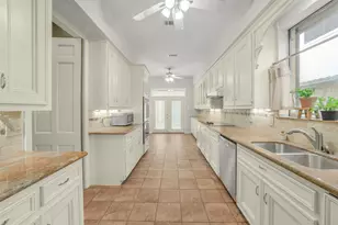 2423 Nantucket Dr, Houston, TX 77057 - Photo 10