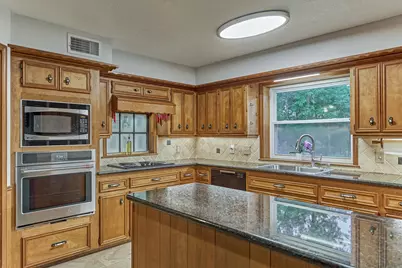 660 Hillcrest Drive, Huntsville, TX 77340 - Photo 16
