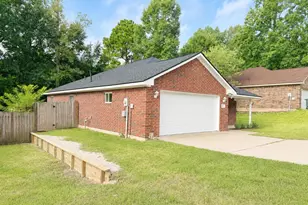 322 Greenleaf St, Huntsville, TX 77340 - Photo 2
