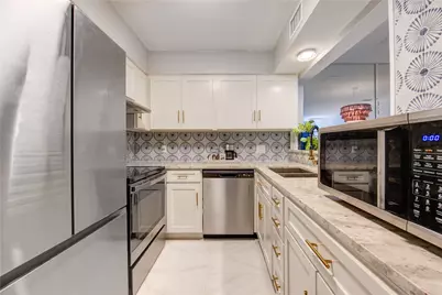 939 Wax Myrtle Lane, Houston, TX 77079 - Photo 2