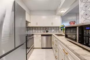 939 Wax Myrtle Ln, Houston, TX 77079 - Photo 2