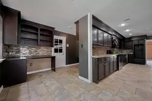 15509 Lakeview Dr, Jersey Village, TX 77040 - Photo 10