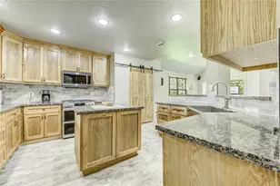 37 Wildwood Lake Dr, Huntsville, TX 77340 - Photo 4